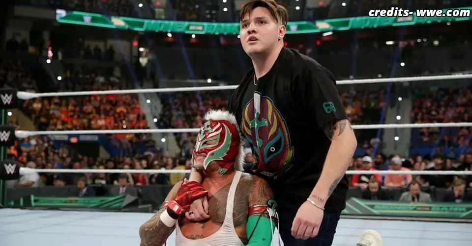 Rey Mysterio with Dominic MITB 2019, Rey Mysterio Injury MITB 2019