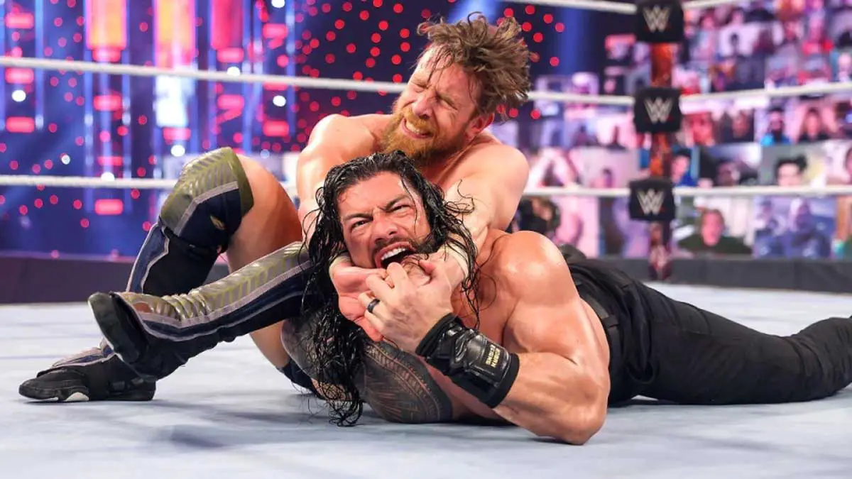 Roman Reigns taps out to Daniel Bryan at WWE Fastlane 2021
